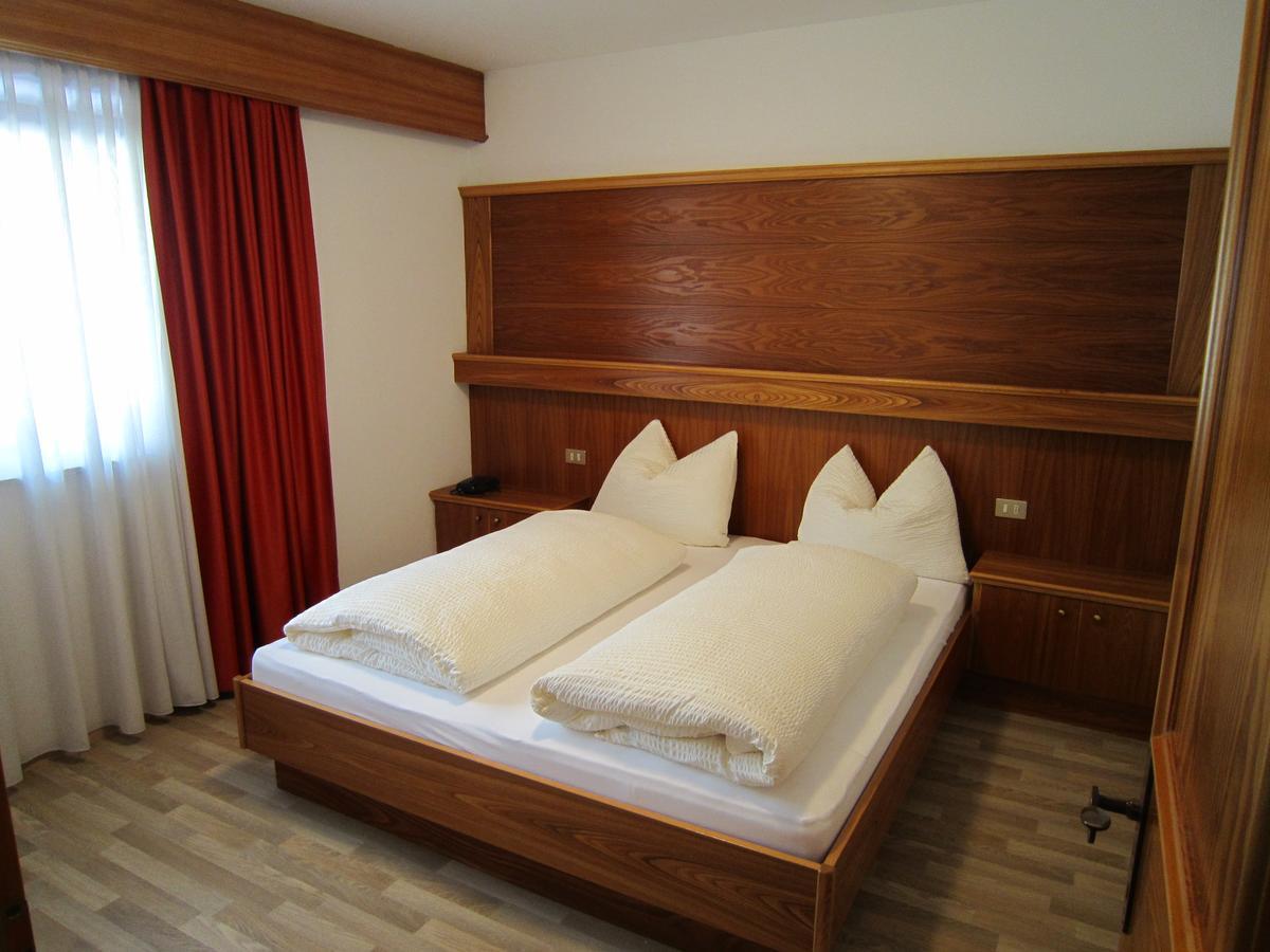 Aparthotel Garni Haus Hubertus มัลเลส เวนอสตา ภายนอก รูปภาพ